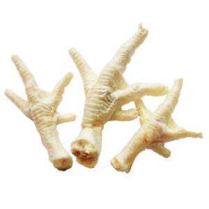 Bezpieczne smakołyki dla pupila: co warto wiedzieć o jedzeniu kurzych łapek przez psy